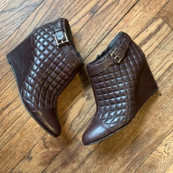 Vince Camuto Loore Quilted Leather Booties - Picture 4 of 7